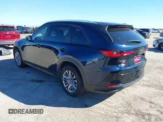2024 Mazda CX-90 Select z VIN JM3KKAHDXR1170154, wystawiony jako IAAI lot #40852871 z przebiegiem 4 498 mil mil oraz . Historia ofert i sprzedaży dostępna na DreamBid. Obrazek 3.