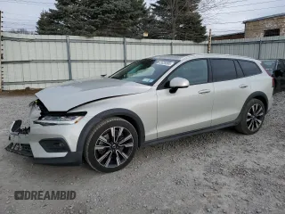 2021 Volvo V60 z VIN YV4102WK5M1068137, wystawiony jako Copart lot #43039304 z przebiegiem 46 349 mil mil oraz . Historia ofert i sprzedaży dostępna na DreamBid. Obrazek 1.