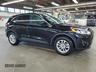2020 Ford Escape SE z VIN 1FMCU9G66LUB86586, wystawiony jako Copart lot #65367025 z przebiegiem 109 954 mil mil oraz Czysty tytuł • Clean title. Historia ofert i sprzedaży dostępna na DreamBid. Obrazek 4.