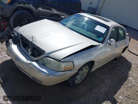 2003 Lincoln Town Car Cartier z VIN 1LNHM83W03Y643441, wystawiony jako IAAI lot #41626585 z przebiegiem 130 785 mil mil oraz . Historia ofert i sprzedaży dostępna na DreamBid. Obrazek 17.