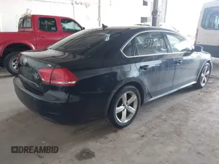 2015 Volkswagen Passat Limited Edition Edition z VIN 1VWAT7A36FC103702, wystawiony jako IAAI lot #42333507 z przebiegiem 174 729 mil mil oraz . Historia ofert i sprzedaży dostępna na DreamBid. Obrazek 4.