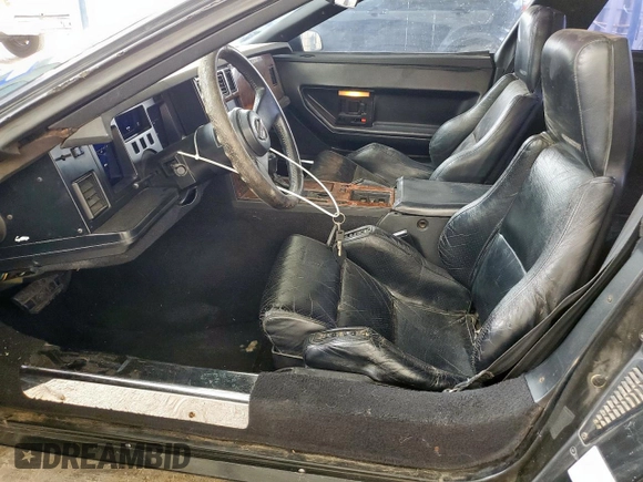 1988 Chevrolet Corvette z VIN 1G1YY2185J5122359, wystawiony jako Copart lot #59104315 z przebiegiem 93 088 mil mil oraz Czysty tytuł • Clean title. Historia ofert i sprzedaży dostępna na DreamBid. Obrazek 7.