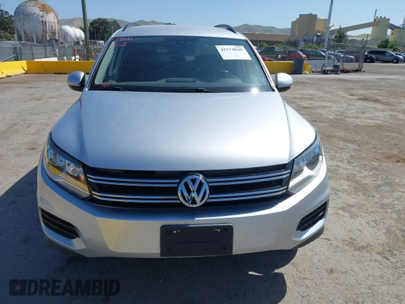 2017 Volkswagen Tiguan S z VIN WVGAV7AX5HK016877, wystawiony jako IAAI lot #42174845 z przebiegiem 99 334 mil mil oraz . Historia ofert i sprzedaży dostępna na DreamBid. Obrazek 12.
