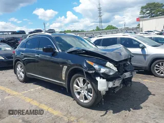 2015 Infiniti QX70 z VIN JN8CS1MW9FM483358, wystawiony jako IAAI lot #42194570 z przebiegiem 86 168 mil mil oraz . Historia ofert i sprzedaży dostępna na DreamBid. Obrazek 1.