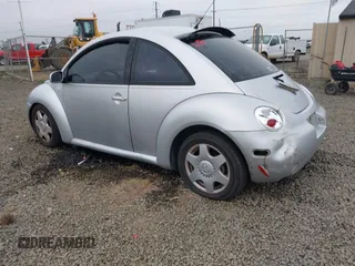 2001 Volkswagen Beetle GLX z VIN 3VWDD21C61M420884, wystawiony jako IAAI lot #40501130 z przebiegiem 179 868 mil mil oraz . Historia ofert i sprzedaży dostępna na DreamBid. Obrazek 3.