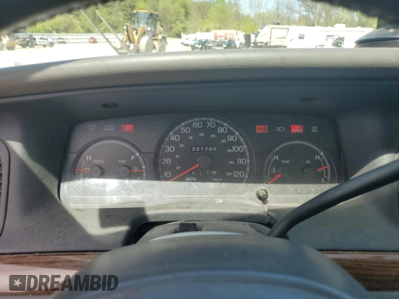 2004 Ford Crown Victoria LX z VIN 2FAFP74W14X130606, wystawiony jako Copart lot #54120085 z przebiegiem 221 700 mil mil oraz Szkody całkowita. Historia ofert i sprzedaży dostępna na DreamBid. Obrazek 9.