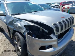 2017 Jeep Cherokee Latitude z VIN 1C4PJMCS8HW525476, wystawiony jako IAAI lot #42001328 z przebiegiem 121 665 mil mil oraz . Historia ofert i sprzedaży dostępna na DreamBid. Obrazek 6.