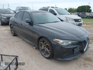 2017 Alfa Romeo Giulia Ti z VIN ZARFAECNXH7556854, wystawiony jako IAAI lot #41973525 z przebiegiem 129 413 mil mil oraz . Historia ofert i sprzedaży dostępna na DreamBid. Obrazek 1.