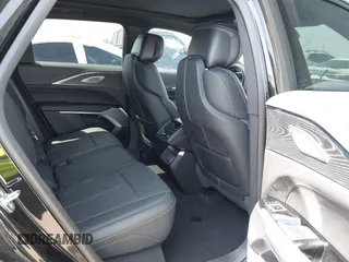 2024 Cadillac LYRIQ Sport z VIN 1GYKPVRK6RZ131099, wystawiony jako IAAI lot #41979330 z przebiegiem 3953 mil mil oraz . Historia ofert i sprzedaży dostępna na DreamBid. Obrazek 8.