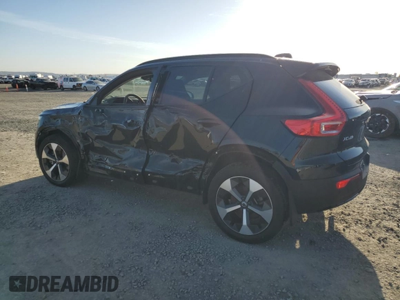 2023 Volvo XC40 Plus Dark Theme с VIN YV4L12UW5P2912803, выставлен на аукционе Copart как лот 49516625 с пробегом 15 303 миль миль и Списание • Salvage title. История ставок и продаж доступна на DreamBid. Изображение 2.