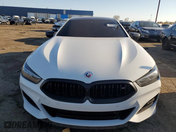 2023 BMW 8 Series M850i z VIN WBAGV8C01PCL31007, wystawiony jako Copart lot #76536874 z przebiegiem Nie podano mil oraz Czysty tytuł • Clean title. Historia ofert i sprzedaży dostępna na DreamBid. Obrazek 5.