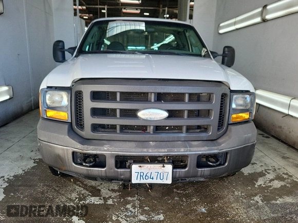 2005 Ford F-250 XL z VIN 1FTSX20545EB22186, wystawiony jako IAAI lot #42501146 z przebiegiem 157 916 mil mil oraz . Historia ofert i sprzedaży dostępna na DreamBid. Obrazek 26.