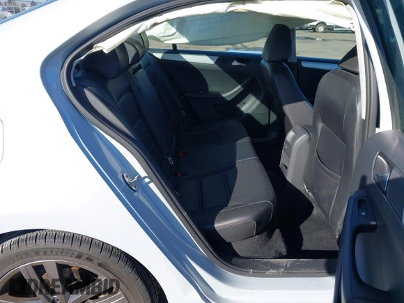 2018 Volkswagen Jetta SEL с VIN 3VWL17AJ2JM252094, выставлен на аукционе IAAI как лот 41397575 с пробегом 57 983 миль миль и . История ставок и продаж доступна на DreamBid. Изображение 8.