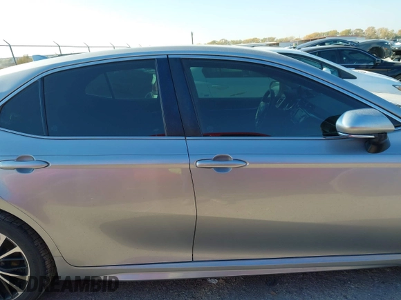 2020 Toyota Camry SE z VIN 4T1M11AK9LU931805, wystawiony jako IAAI lot #40946035 z przebiegiem 82 687 mil mil oraz . Historia ofert i sprzedaży dostępna na DreamBid. Obrazek 12.