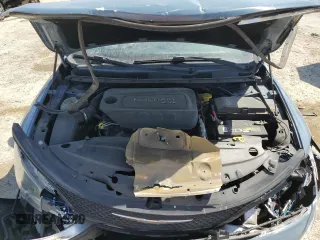2015 Chrysler 200 S z VIN 1C3CCCBB7FN563423, wystawiony jako Copart lot #57264275 z przebiegiem 106 859 mil mil oraz Szkoda całkowita • Salvage title. Historia ofert i sprzedaży dostępna na DreamBid. Obrazek 11.