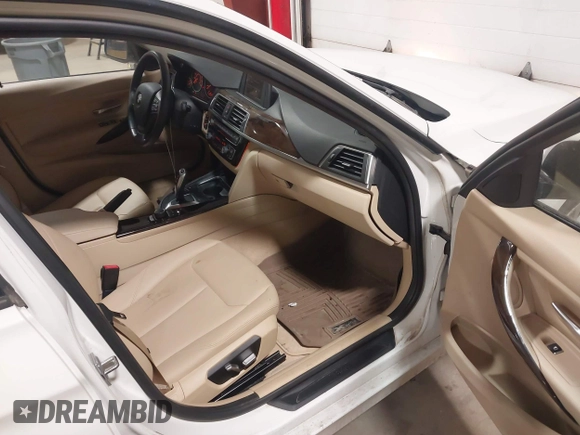 2016 BMW 3 Series 320i xDrive z VIN WBA8E5G5XGNT93549, wystawiony jako IAAI lot #41527046 z przebiegiem 101 743 mil mil oraz . Historia ofert i sprzedaży dostępna na DreamBid. Obrazek 5.