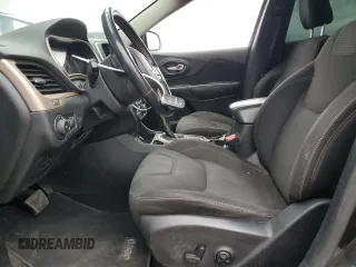 2016 Jeep Cherokee Latitude z VIN 1C4PJLCB6GW171384, wystawiony jako Copart lot #55820145 z przebiegiem 127 062 mil mil oraz Szkoda całkowita • Salvage title. Historia ofert i sprzedaży dostępna na DreamBid. Obrazek 7.
