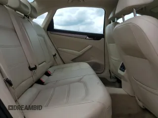 2014 Volkswagen Passat SE z VIN 1VWBT7A38EC049323, wystawiony jako Copart lot #57847025 z przebiegiem 86 241 mil mil oraz Tytuł czysty. Historia ofert i sprzedaży dostępna na DreamBid. Obrazek 10.