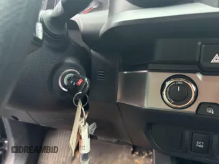 2021 Toyota Tacoma SR z VIN 5TFCZ5AN2MX279975, wystawiony jako IAAI lot #42477503 z przebiegiem 50 690 mil mil oraz . Historia ofert i sprzedaży dostępna na DreamBid. Obrazek 26.