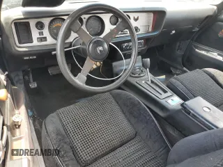 1975 Pontiac Firebird z VIN 2W87S5N561452, wystawiony jako Copart lot #64986614 z przebiegiem 73 434 mil mil oraz Tytuł czysty. Historia ofert i sprzedaży dostępna na DreamBid. Obrazek 8.