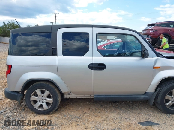 2010 Honda Element EX z VIN 5J6YH1H7XAL003727, wystawiony jako IAAI lot #42192550 z przebiegiem 178 024 mil mil oraz . Historia ofert i sprzedaży dostępna na DreamBid. Obrazek 13.
