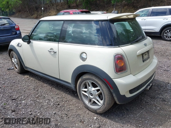 2008 MINI Hardtop S z VIN WMWMF73528TV39498, wystawiony jako IAAI lot #42308127 z przebiegiem 140 500 mil mil oraz . Historia ofert i sprzedaży dostępna na DreamBid. Obrazek 3.