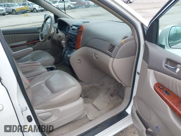 2004 Toyota Sienna XLE with VIN 5TDZA22C04S095332, listed as a IAAI auction lot 42146995 with 200,072 mi miles. Bid and sale history available at carsss.com. Image 5.