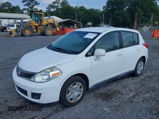 2011 Nissan Versa S z VIN 3N1BC1CPXBL457714, wystawiony jako IAAI lot #42456184 z przebiegiem 89 496 mil mil oraz . Historia ofert i sprzedaży dostępna na DreamBid. Obrazek 6.