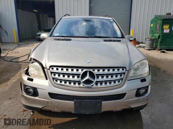 2006 Mercedes-Benz M 500 z VIN 4JGBB75E86A099990, wystawiony jako Copart lot #59701535 z przebiegiem 124 572 mil mil oraz Szkoda całkowita • Salvage title. Historia ofert i sprzedaży dostępna na DreamBid. Obrazek 5.