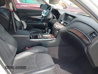 2018 Infiniti Q70 Luxe z VIN JN1BY1PP7JM330399, wystawiony jako IAAI lot #42028103 z przebiegiem 95 527 mil mil oraz . Historia ofert i sprzedaży dostępna na DreamBid. Obrazek 5.