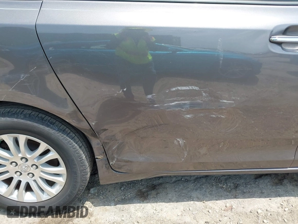 2017 Toyota Sienna XLE Auto Access Seat z VIN 5TDYZ3DC2HS850817, wystawiony jako IAAI lot #42564078 z przebiegiem 190 069 mil mil oraz . Historia ofert i sprzedaży dostępna na DreamBid. Obrazek 20.