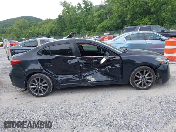 2018 Mazda 3 Touring z VIN 3MZBN1V36JM202498, wystawiony jako IAAI lot #42380709 z przebiegiem 108 930 mil mil oraz . Historia ofert i sprzedaży dostępna na DreamBid. Obrazek 13.
