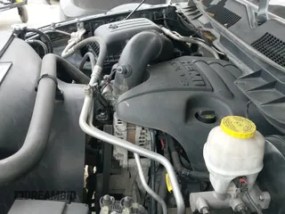 2018 Ram 1500 Express z VIN 1C6RR6KT0JS295248, wystawiony jako IAAI lot #41681322 z przebiegiem 367 549 mil mil oraz . Historia ofert i sprzedaży dostępna na DreamBid. Obrazek 24.