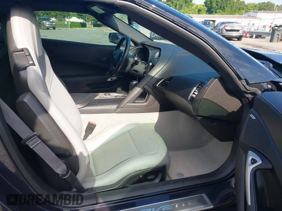 2015 Chevrolet Corvette 1LT z VIN 1G1YB2D74F5103152, wystawiony jako IAAI lot #42206302 z przebiegiem 50 260 mil mil oraz . Historia ofert i sprzedaży dostępna na DreamBid. Obrazek 5.