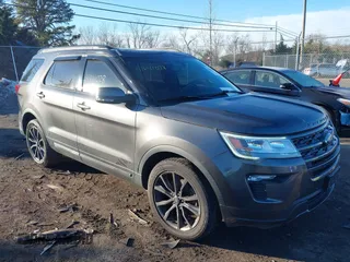 2018 Ford Explorer XLT z VIN 1FM5K8D80JGB50659, wystawiony jako IAAI lot #41441028 z przebiegiem 78 374 mil mil oraz . Historia ofert i sprzedaży dostępna na DreamBid. Obrazek 1.