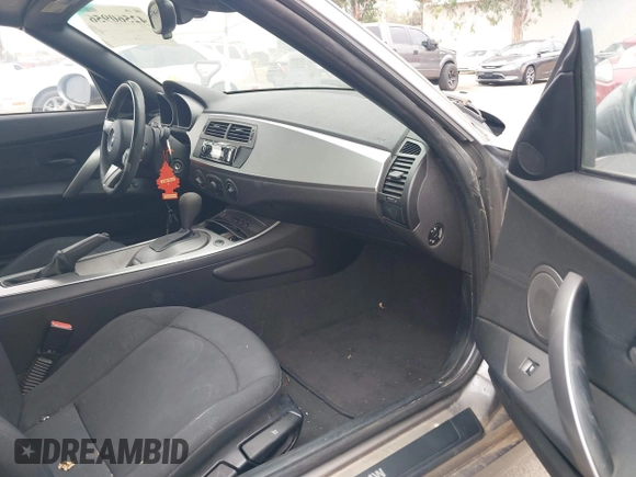 2004 BMW Z4 2.5i z VIN 4USBT33594LS50182, wystawiony jako IAAI lot #42560956 z przebiegiem 118 896 mil mil oraz . Historia ofert i sprzedaży dostępna na DreamBid. Obrazek 5.