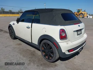 2010 MINI Convertible S z VIN WMWMS3C59ATY09465, wystawiony jako IAAI lot #42180490 z przebiegiem 112 343 mil mil oraz . Historia ofert i sprzedaży dostępna na DreamBid. Obrazek 3.