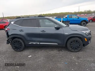 2023 Kia Seltos Nightfall z VIN KNDEUCA27P7348312, wystawiony jako IAAI lot #42028454 z przebiegiem 42 106 mil mil oraz . Historia ofert i sprzedaży dostępna na DreamBid. Obrazek 13.