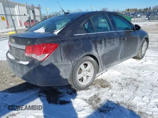2014 Chevrolet Cruze 1LT z VIN 1G1PC5SB0E7419345, wystawiony jako IAAI lot #41412379 z przebiegiem 114 282 mil mil oraz . Historia ofert i sprzedaży dostępna na DreamBid. Obrazek 4.
