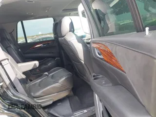 2015 Cadillac Escalade Luxury z VIN 1GYS4BKJ2FR260848, wystawiony jako IAAI lot #41895938 z przebiegiem 157 531 mil mil oraz . Historia ofert i sprzedaży dostępna na DreamBid. Obrazek 8.