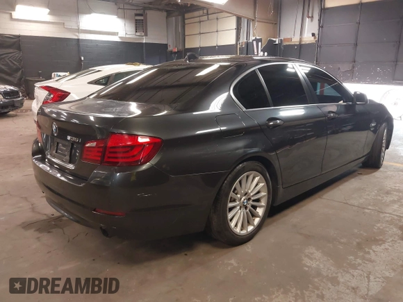 2011 BMW 5 Series 535i xDrive z VIN WBAFU7C50BC779011, wystawiony jako IAAI lot #42461512 z przebiegiem 136 980 mil mil oraz . Historia ofert i sprzedaży dostępna na DreamBid. Obrazek 4.