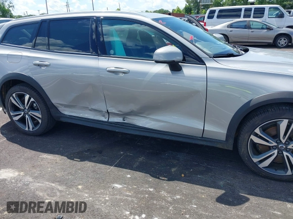 2025 Volvo V60 Plus z VIN YV4L12WK3S2148033, wystawiony jako IAAI lot #42389242 z przebiegiem 1 471 mil mil oraz . Historia ofert i sprzedaży dostępna na DreamBid. Obrazek 6.