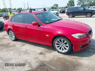 2011 BMW 3 Series 328i xDrive z VIN WBAPK5C52BA661343, wystawiony jako IAAI lot #42472552 z przebiegiem 114 033 mil mil oraz . Historia ofert i sprzedaży dostępna na DreamBid. Obrazek 1.