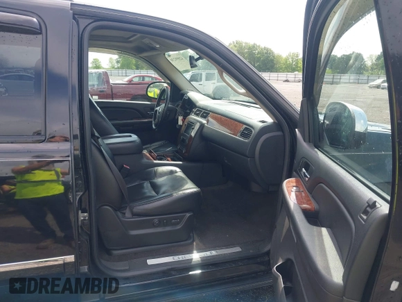 2009 Chevrolet Tahoe LTZ z VIN 1GNFK33059R297641, wystawiony jako IAAI lot #42099230 z przebiegiem 226 402 mil mil oraz . Historia ofert i sprzedaży dostępna na DreamBid. Obrazek 5.