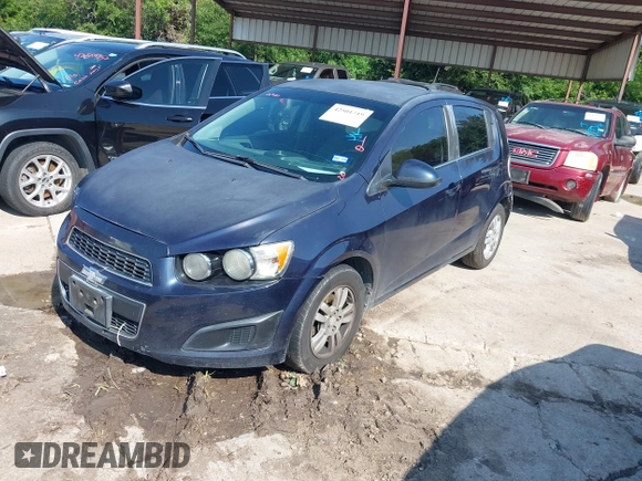 2016 Chevrolet Sonic LT z VIN 1G1JC6SH1G4121018, wystawiony jako IAAI lot #42501319 z przebiegiem 146 008 mil mil oraz . Historia ofert i sprzedaży dostępna na DreamBid. Obrazek 2.