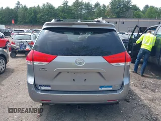 2012 Toyota Sienna XLE z VIN 5TDDK3DC5CS044692, wystawiony jako IAAI lot #42392574 z przebiegiem 185 242 mil mil oraz . Historia ofert i sprzedaży dostępna na DreamBid. Obrazek 16.