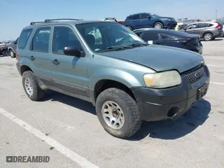 2005 Ford Escape XLS Value with VIN 1FMYU92Z75DA03268, listed as a IAAI auction lot 42051311 with 124,985 mi miles. Bid and sale history available at carsss.com. Image 1.