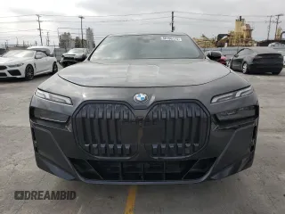 2024 BMW i7 xDrive60 z VIN WBY53EJ05RCP85098, wystawiony jako Copart lot #58196175 z przebiegiem 13 426 mil mil oraz Tytuł czysty. Historia ofert i sprzedaży dostępna na DreamBid. Obrazek 5.