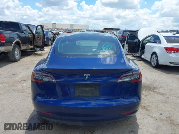 2021 Tesla Model 3 Standard Range Plus z VIN 5YJ3E1EAXMF098855, wystawiony jako IAAI lot #42226127 z przebiegiem 34 351 mil mil oraz . Historia ofert i sprzedaży dostępna na DreamBid. Obrazek 16.