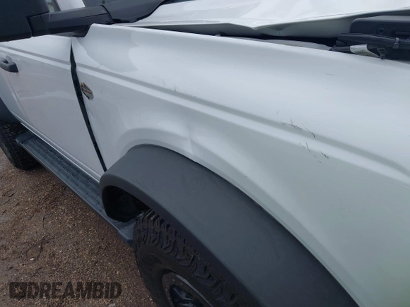 2023 Ford Bronco z VIN 1FMEE5DP2PLB16493, wystawiony jako IAAI lot #42507079 z przebiegiem 59 656 mil mil oraz . Historia ofert i sprzedaży dostępna na DreamBid. Obrazek 18.